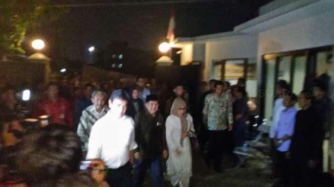 Jusuf Kalla Disambut Pramono Anung di Gerbang Rumah Duka