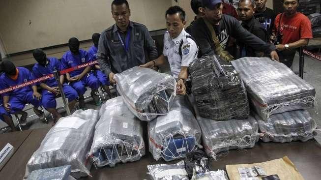 Modus Baru Selundupkan 74 Kg Ganja dalam Karung Buah, 2 Kurir Diciduk di Sumbar