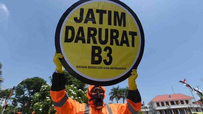 Mereka mendesak Pemprov Jawa Timur untuk mengawasi dan mengendalikan serta membangun pusat pengelohan limbah B3.