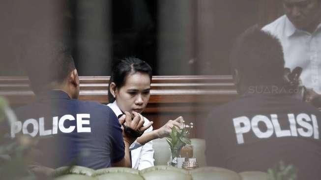 Pra rekonstruksi kasus Wayan Mirna Salihin (27) di kafe Olivier, Grand Indonesia [suara.com/Kurniawan Mas'ud]