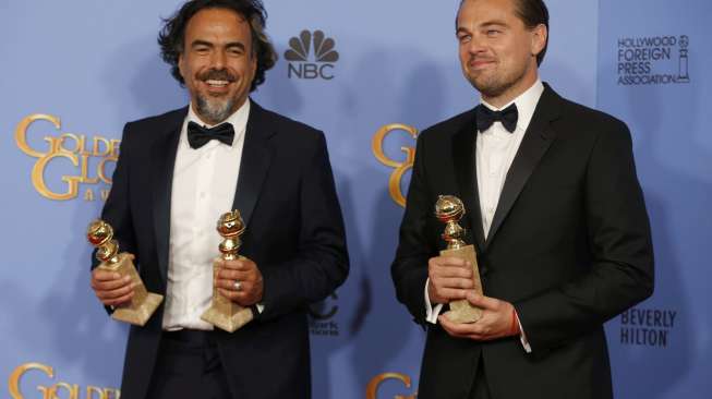 Aktor Leonardo di Caprio berpose bersama sutradara Alejandro Inarritu. Keduanya masing-masing memenangkan Aktor film drama terbaik dan Sutradara terbaik lewat film "Revenant". (Reuters)