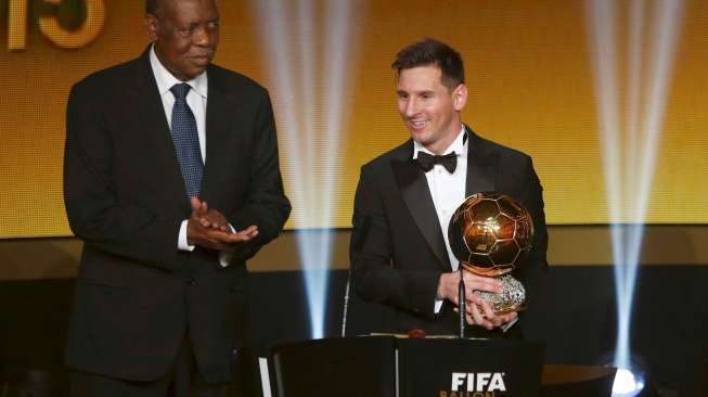 Bintang Barcelona Lionel Messi menerima penghargaan FIFA Ballon d'Or 2015. Reuters/Arnd Wiegmann
