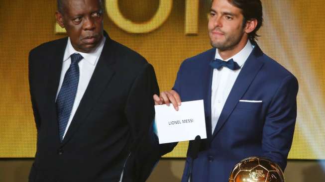 Pemain Brasil Kaka mengumumkan nama Lionel Messi sebagai peraih Ballon d'Or. Reuters/Ruben Sprich
