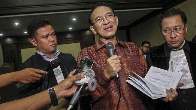 Terpidana kasus korupsi dana penyelenggaraan Ibadah haji Suryadharma Ali menjalani sidang dengan agenda pembacaan putusan di Pengadilan Tipikor, Jakarta, Senin (11/1) malam.