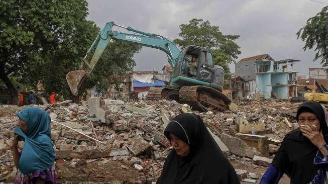 Sebanyak 64 bangunan tempat tinggal dihancurkan untuk program normalisasi Kali Ciliwung.  