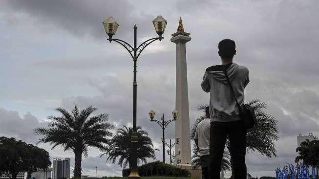 Ahok ingin kawasan Monas agar terang benderang seperti di Singapura. 