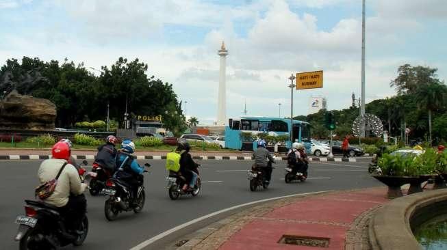 Pengguna sepeda motor di kawasan silang Monas, Jakarta Pusat,  Sebagai ilustrasi SIM C, CI dan CII [Suara.com].