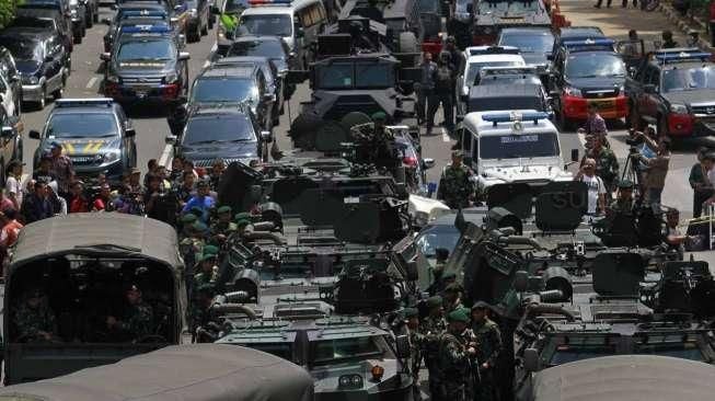 Penyisiran Lokasi Ledakan dan Baku Tembak