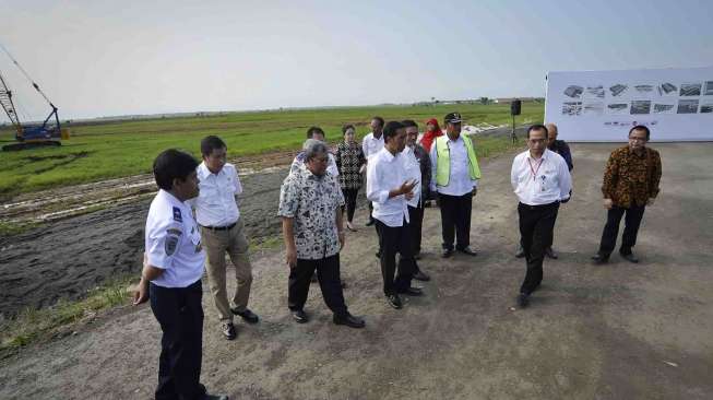 Dilengkapai dengan dua buah landasan pacu, yang mampu menampung pesawat sekelas Boeing 747 atau Boeing 777.c