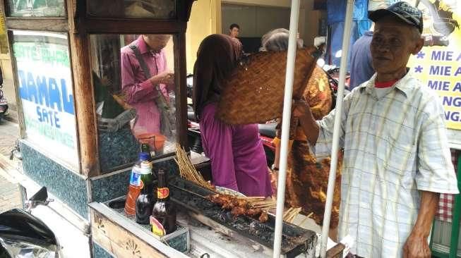 Kisah Jamal,  Tukang Sate Asyik Kipasi Sate di Tengah Baku Tembak