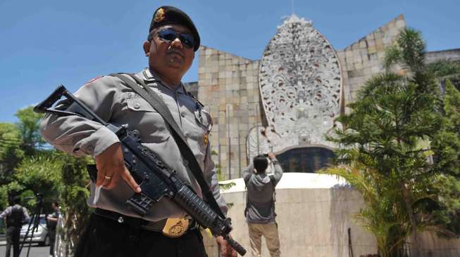 Kawasan wisata dan sejumlah obyek vital di Bali diawasi dengan ketat oleh aparat kepolisian.