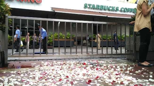 Aksi tabur bunga di lokasi ledakan bom bunuh diri di depan Starbucks, Jalan M. H. Thamrin, Jakarta Pusat [suara.com/Bagus Santosa]