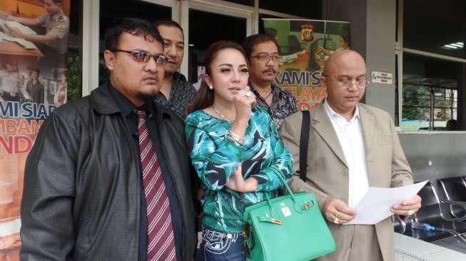 Saudara Kandung Dipolisikan, Suami Malah Bela Regina