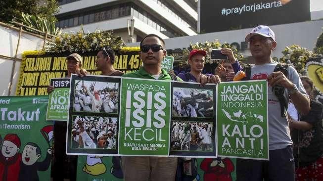 Sejumlah keluarga korban bom terorisme yang tergabung dalam Aliansi Indonesia Damai (AIDA) melakukan aksi tabur bunga di lokasi teror Jalan MH Thamrin, Jakarta, Minggu (17/1/2016). [Suara.com/Kurniawan Mas'ud]