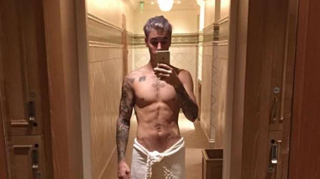 Pamer Rambut Ala Justin Bieber: Selfie Cuma Pakai Handuk