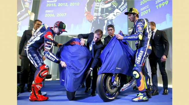 Dua pembalap tim Movistar Yamaha, Jorge Lorenzo dan Valentino Rossi, resmi memperkenalkan motor baru mereka, Yamaha YZR-M1 untuk balapan MotoGP tahun ini, Senin (18/1/2016), di Barcelona, Spanyol. [Reuters/Albert Gea]