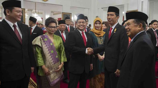 Presiden Joko Widodo melantik Kepala BRG bersamaan dengan Ketua, Wakil Ketua, Sekretaris dan Anggota KEIN. 