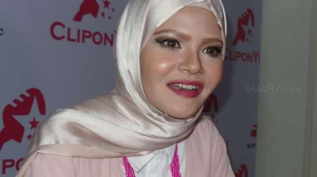 Pakai Hijab, Terry Sempat Berpikir Putus dengan Sony Music