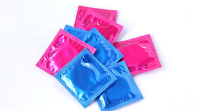Ilustrasi kondom dalam kemasan (Shutterstock).