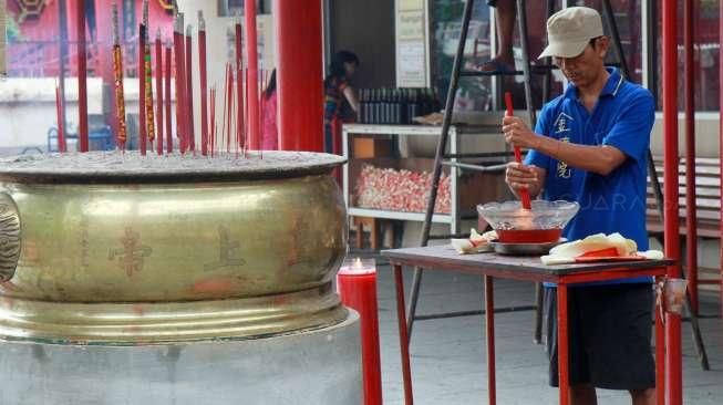 Persiapan Imlek di Vihara Dharma Bakti