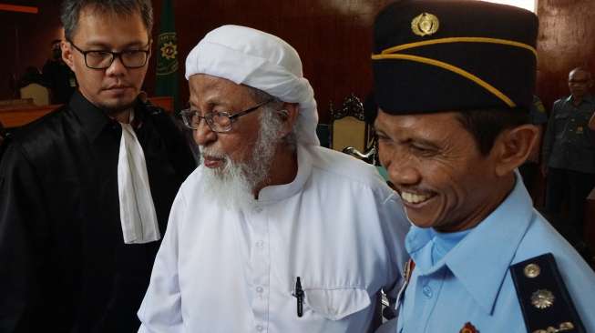 Menkopolhukam Bantah Larang Ba'asyir Salat