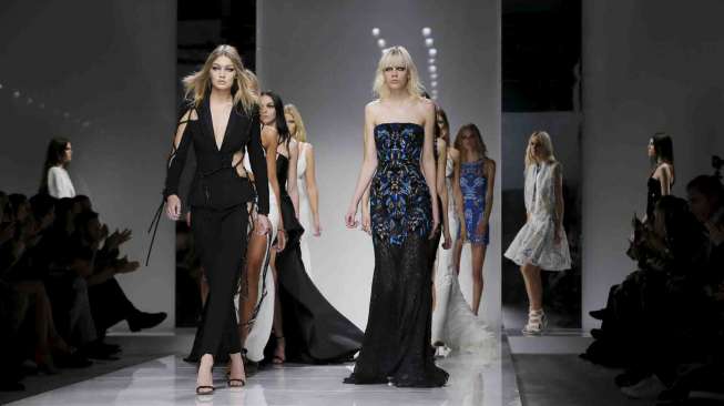 Pergaan Busana Versace di Paris