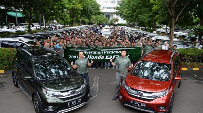 Honda Serahkan B-RV Perdana Kepada Ratusan Pelanggan