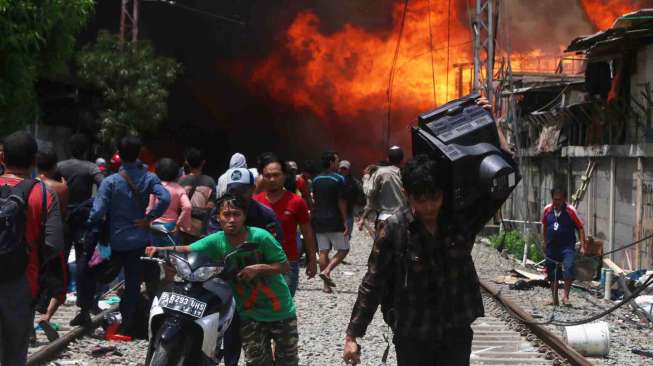 Kebakaran Dekat Stasiun Jakarta Kota Lalap 90 Rumah Warga