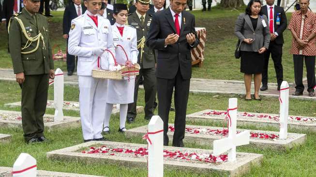 Jokowi mengunjungi beberapa tempat di Dili antara lain, Taman Makam Pahlawan Seroja.