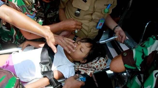 Sebanyak 712 pengungsi mantan anggota Gafatar tiba di dermaga Kolinlamil TNI AL‎, Pelabuhan Tanjung Priok, Jakarta Utara, Rabu (27/1/2016). [Suara.com/Oke Atmaja]