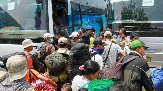 Sebanyak 712 pengungsi mantan anggota Gafatar tiba di dermaga Kolinlamil TNI AL‎, Pelabuhan Tanjung Priok, Jakarta Utara, Rabu (27/1/2016). [Suara.com/Oke Atmaja]