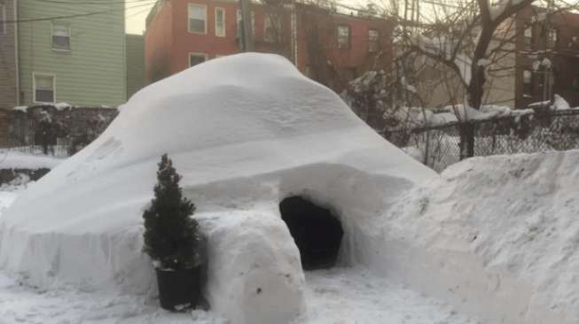 Badai Salju, Warga Brooklyn Bangun Rumah Eskimo untuk Menginap
