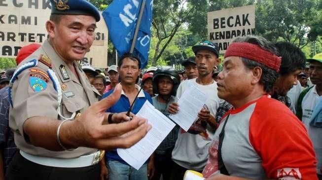 Tukang Becak Geruduk Balai Kota