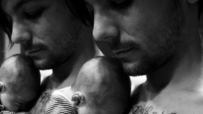 Tanpa DNA, Louis Tomlinson Akui Freddie Anak Kandungnya