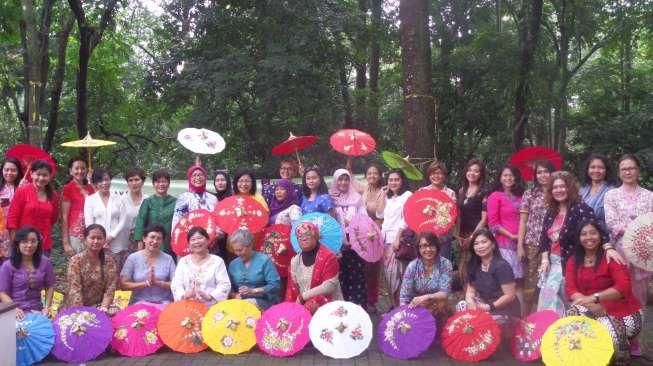 Mereka Tularkan Kecintaan Terhadap Kebaya Lewat Jalan Santai