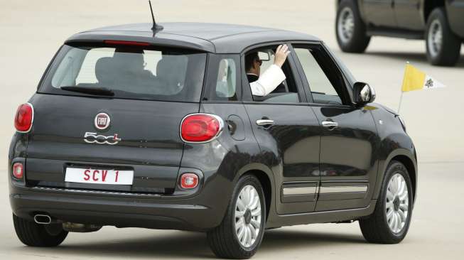 Fiat 500L "Fiat Philly Paus Francis" Terjual 82.000 Dolar