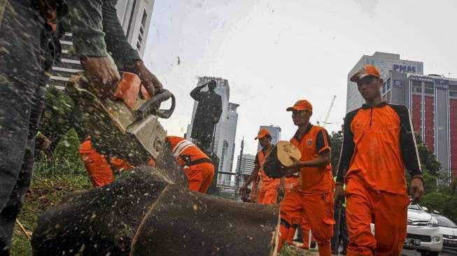 Sebuah mobil mewah ikut tertimpa yang berimbas kemacetan lalu lintas di kawasan tersebut. 