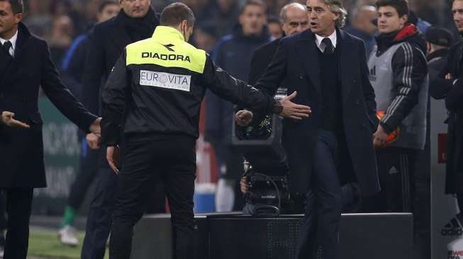 Acungkan Jari Tengah Saat Dipermalukan AC Milan, Mancini Dihukum