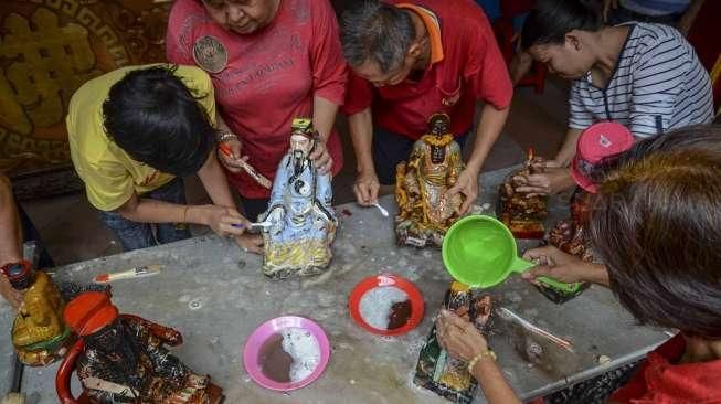 Pembersihan Patung Jelang Imlek