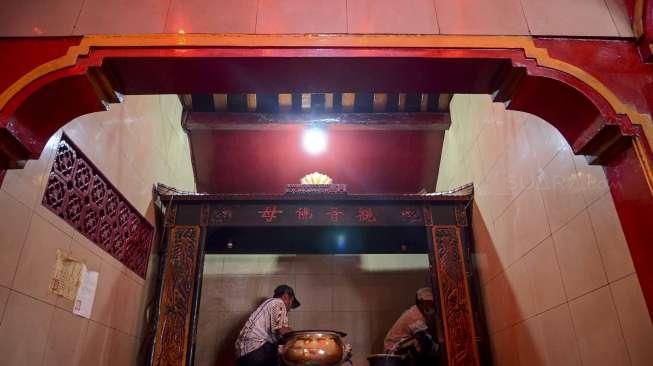 Pembersihan Patung Jelang Imlek