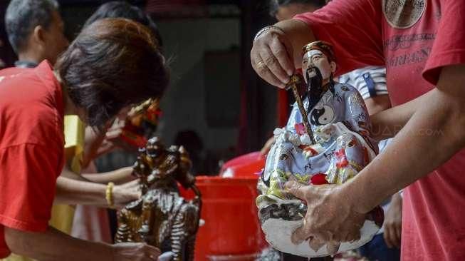 Pembersihan Patung Jelang Imlek