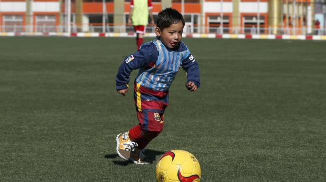 Murtaza Ahmadi, bocah yang mengundang perhatian dunia dengan jersey plastik [Reuters/Omar Sobhani]