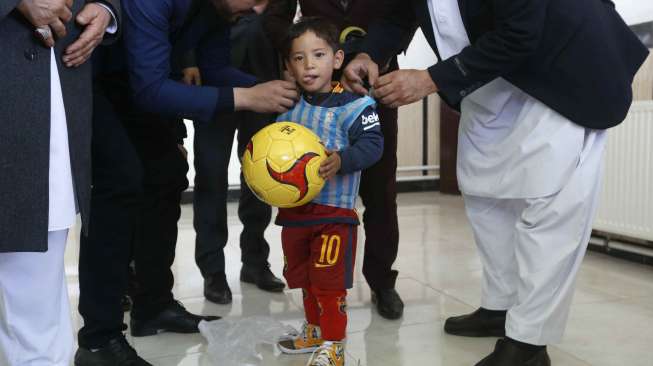Murtaza Ahmadi, bocah yang mengundang perhatian dunia dengan jersey plastik [Reuters/Omar Sobhani]