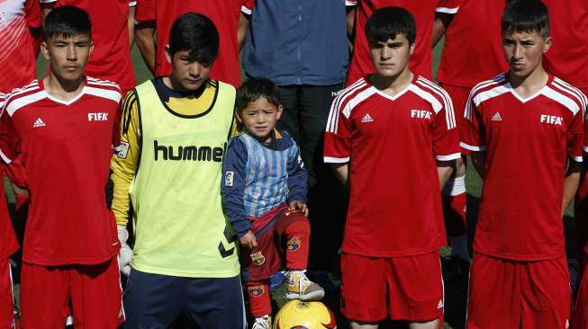 Murtaza Ahmadi, bocah yang mengundang perhatian dunia dengan jersey plastik [Reuters/Omar Sobhani]