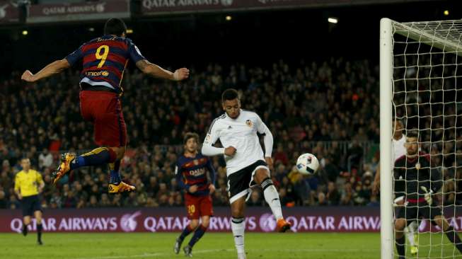 Striker Barcelona Luis Suarez mencetak gol ke gawang Valencia. Reuters/Albert Gea