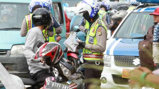 Dishubtrans DKI Jakarta bersama TNI dan Polri menggelar Operasi Lintas Jaya Tahun 2016 di Kawasan Kampung Melayu, Jakarta, Kamis (4/2/2016). [Suara.com/Oke Atmaja]