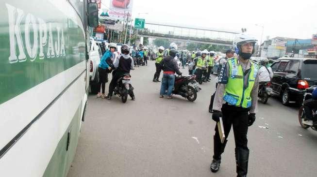 Dishubtrans DKI Jakarta bersama TNI dan Polri menggelar Operasi Lintas Jaya Tahun 2016 di Kawasan Kampung Melayu, Jakarta, Kamis (4/2/2016). [Suara.com/Oke Atmaja]