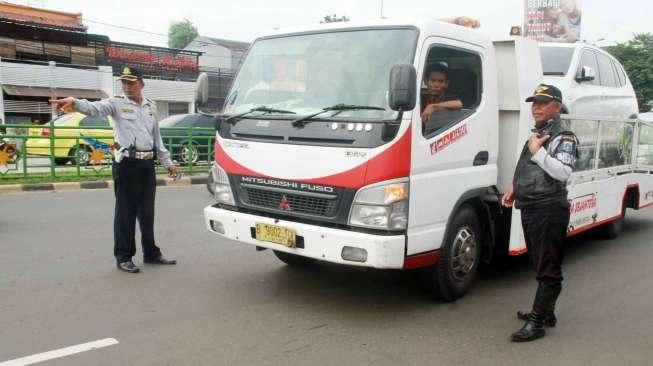 Dishubtrans DKI Jakarta bersama TNI dan Polri menggelar Operasi Lintas Jaya Tahun 2016 di Kawasan Kampung Melayu, Jakarta, Kamis (4/2/2016). [Suara.com/Oke Atmaja]