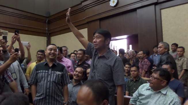 Lulung Senyum Sambil Pegang Perut Saat Ahok Masuk Ruang Sidang