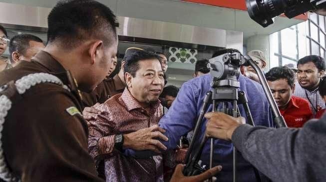 Mantan Ketua DPR RI, Setya Novanto, usai menjalani pemeriksaan untuk pertama kalinya di Kejaksaan Agung RI, Kamis (4/2/2016). [Suara.com/Kurniawan Mas'ud]